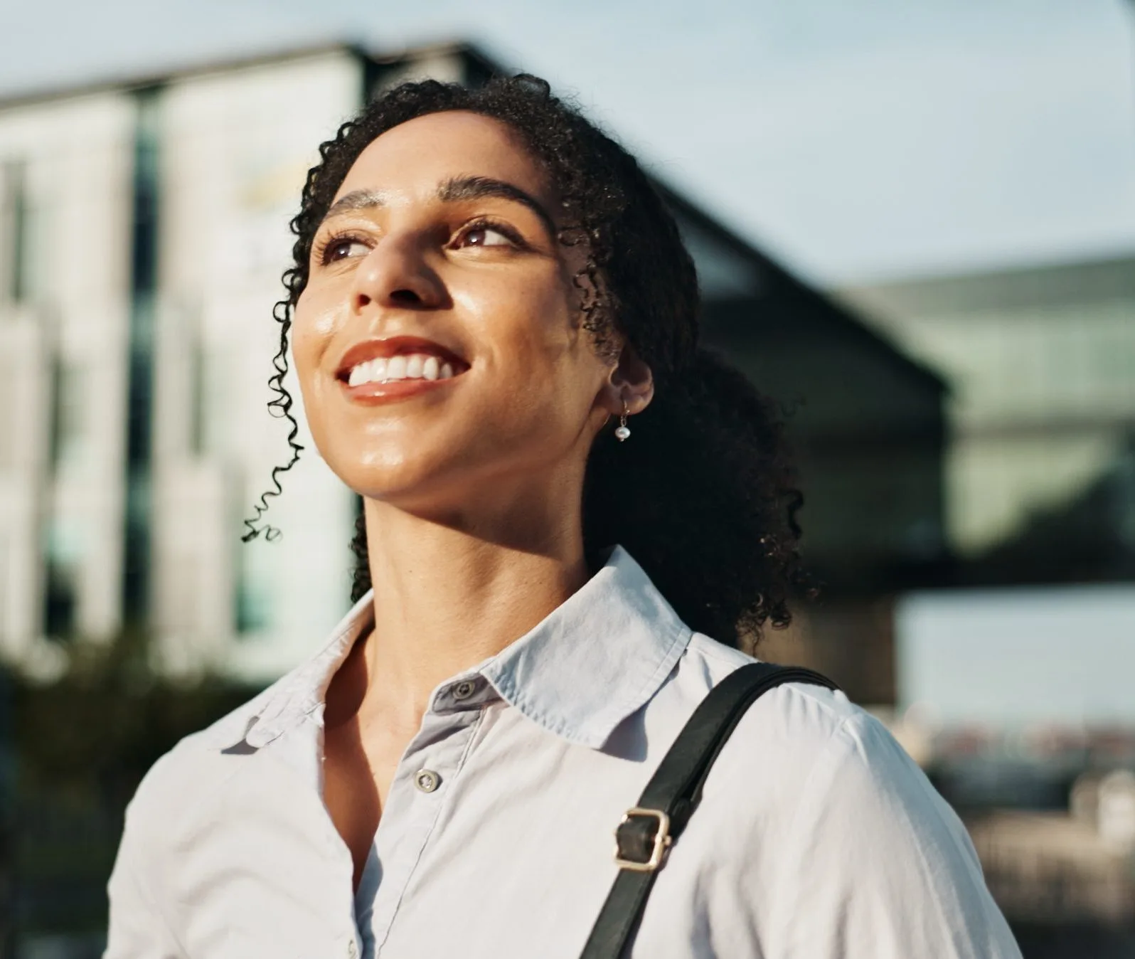 Smiling woman outdoors – online psychiatry in Bellevue, WA